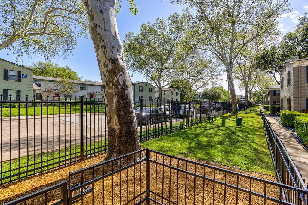 the preserve at ballantyne commons yard with fence and grass