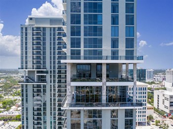 301 SW 1st Ave Studio-3 Beds Apartment for Rent - Photo Gallery 2