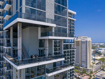 301 SW 1st Ave Studio-3 Beds Apartment for Rent - Photo Gallery 3