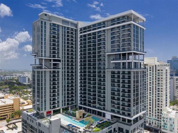 301 SW 1st Ave Studio-3 Beds Apartment for Rent - Photo Gallery 4
