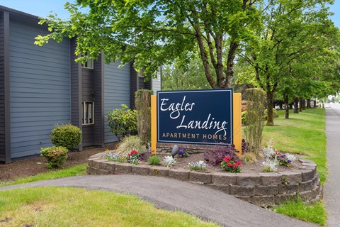 the sign is in front of the entrance to eagle landing apartments