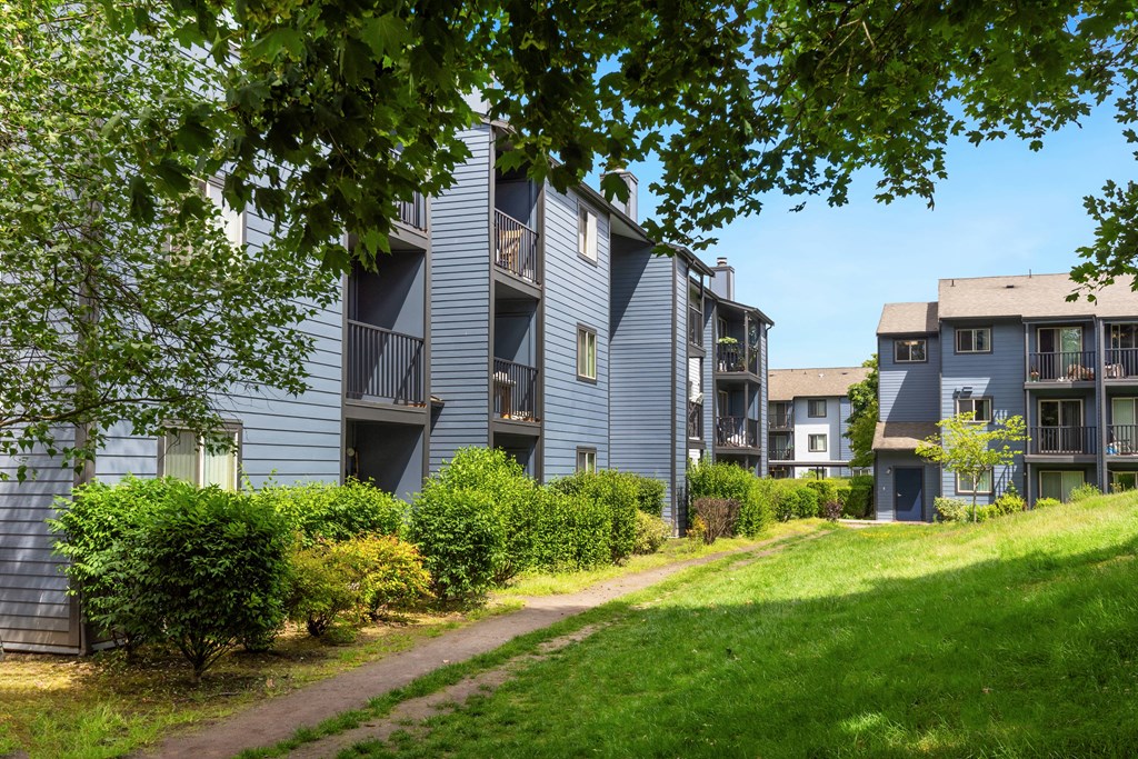 a path leading up to a row of apartment buildings at Eagles Landing Apartments, Everett, 98204