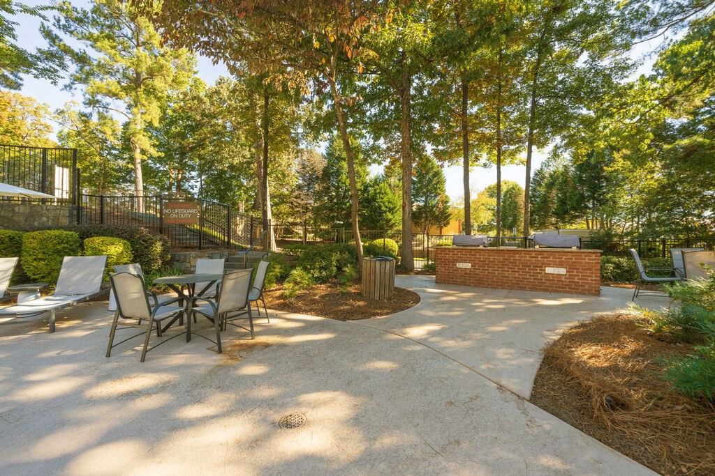 Green outdoor area at Elme Cumberland Apartments, Smyrna, GA, 30080