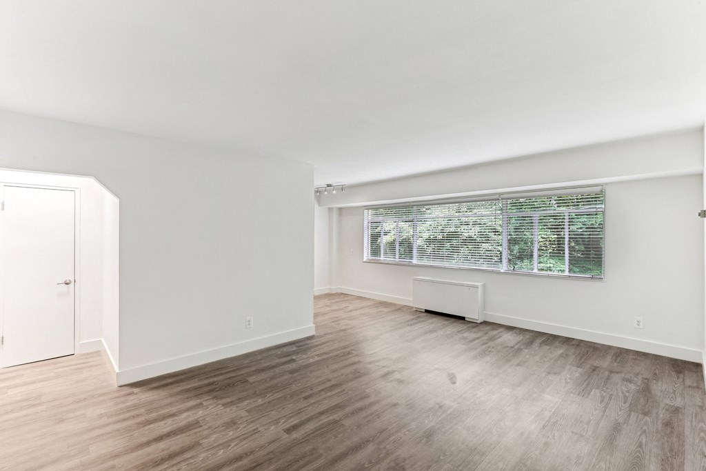 A room with a window and a door at 3801 Connecticut Avenue, Washington, 20008