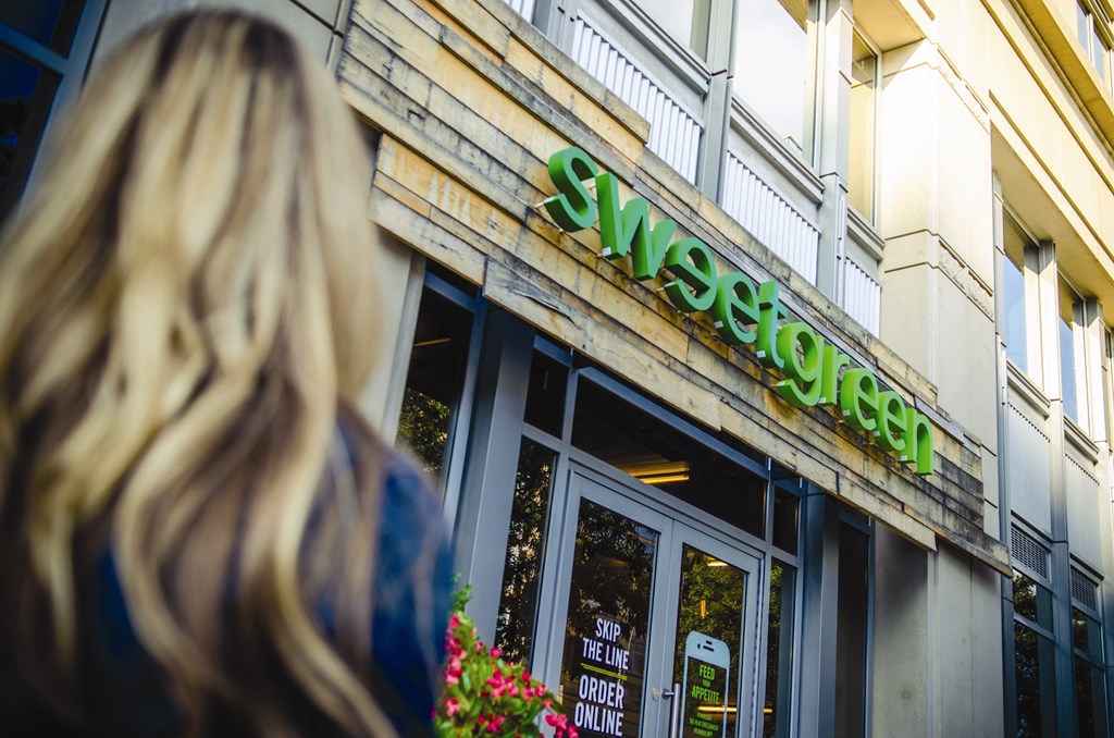 The Maxwell near Dining at The Maxwell Apartments, Arlington, VA, 22203