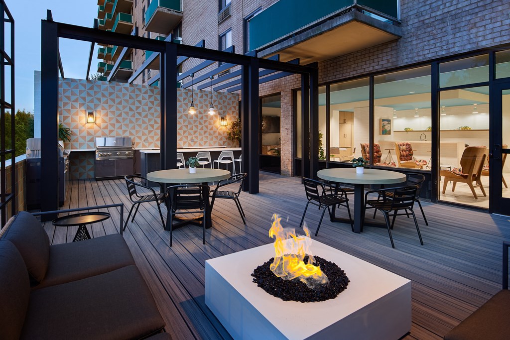 Riverside Outdoor Sitting Area at Riverside Apartments, Alexandria