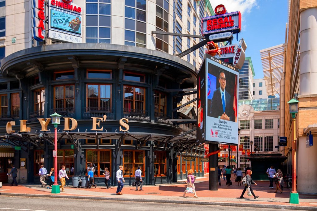 Yale West Clyde's at Yale West, Washington, DC, 20001