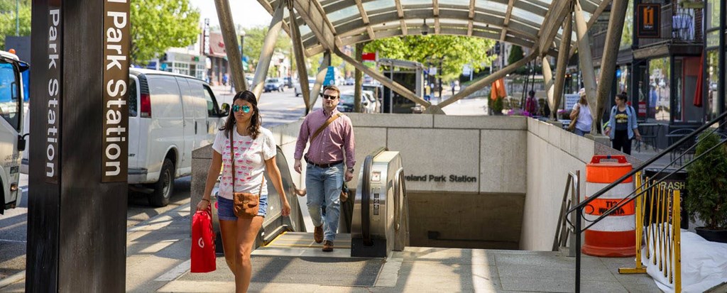 Metro at 3801 Connecticut Avenue, Washington