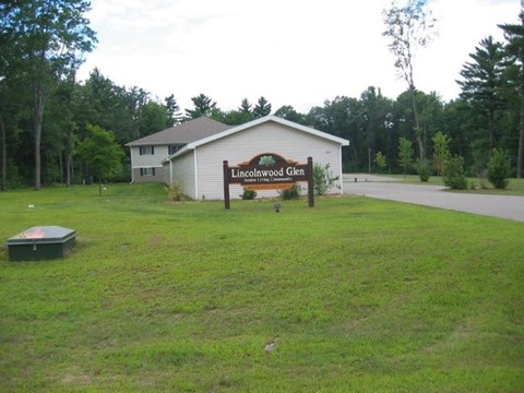 A building with a sign that says Lincolnwood Glen in front of it.