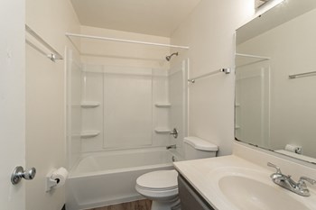 1114-1116 W Wisconsin Street 2 Beds Apartment for Rent - Photo Gallery 4