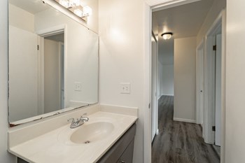 1114-1116 W Wisconsin Street 2 Beds Apartment for Rent - Photo Gallery 3