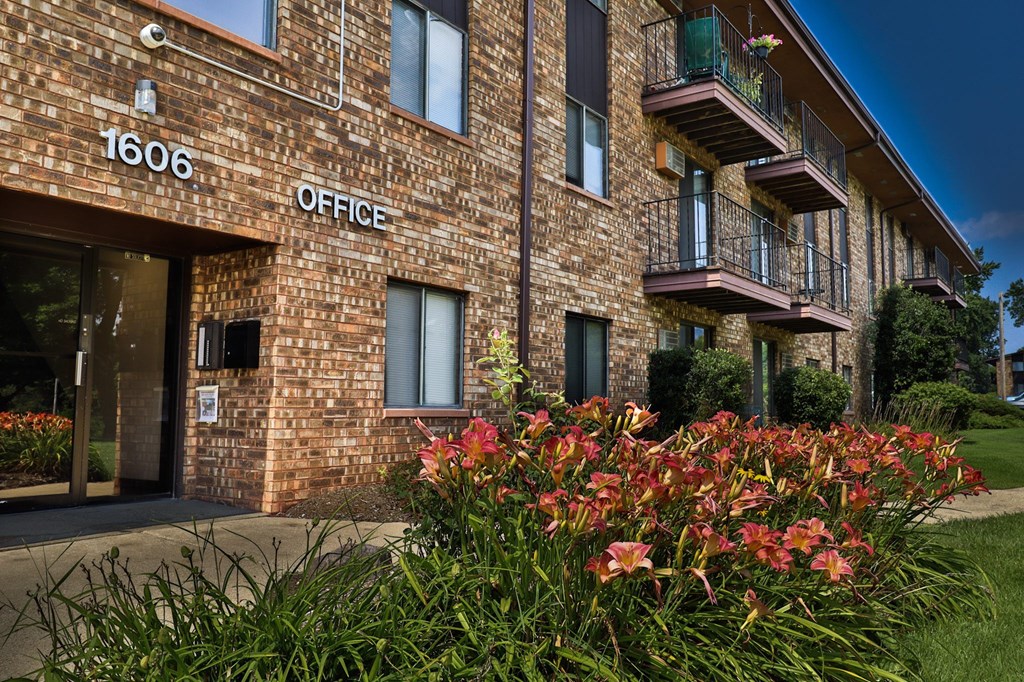 A brick building with the number 1606 and the word office on it.