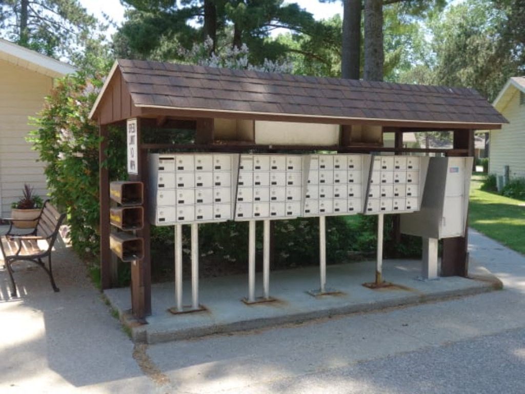 a public urinal with a roof and a traffic light