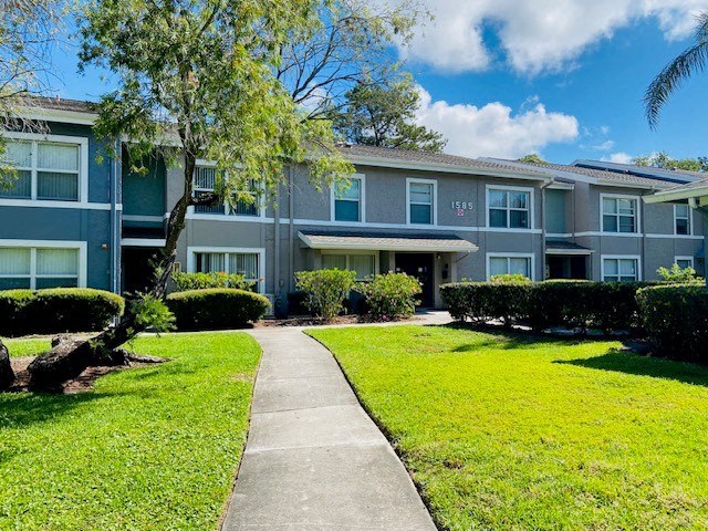 Exterior View of Pineview Apartments in Clearwater, FL 33755