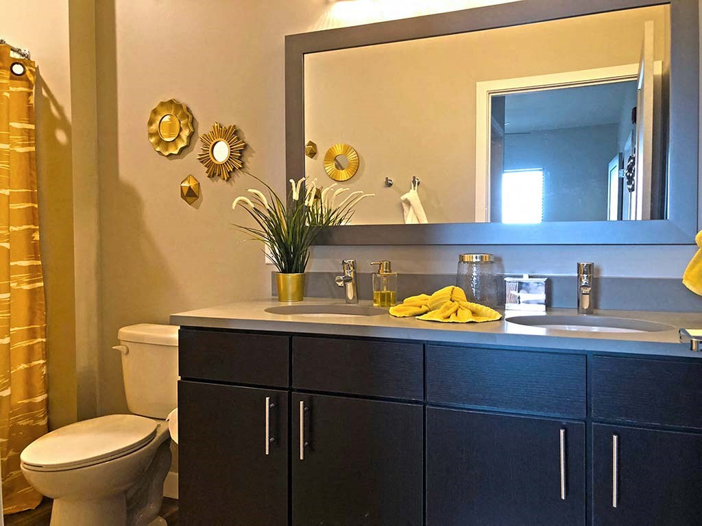 Bathroom at 1400 Russell Apartments, Saint Louis, Missouri