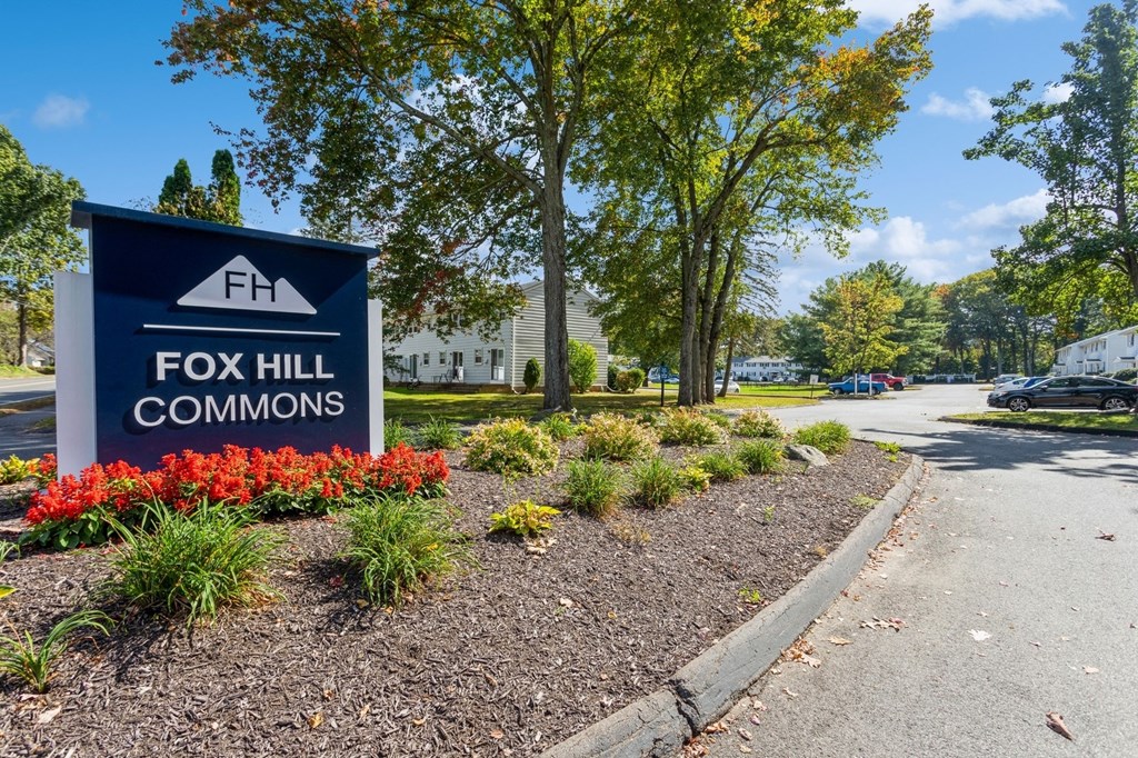 a sign of Fox Hill Commons at the entrance of the apartment complex at Fox Hill Commons, Connecticut