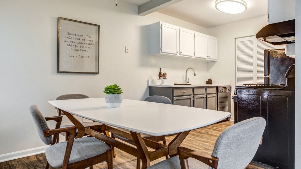 Dining table and chairs at The View Apartments St Charles, St Charles, IL, 60174