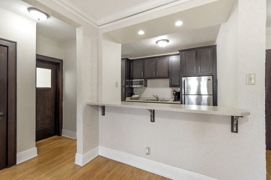 Kitchen with breakfast bar