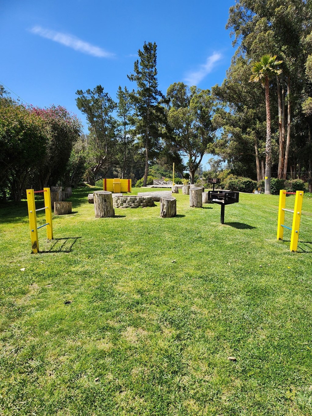 bbq and recreational area at Salinas Sunset Apartments, California, 93907