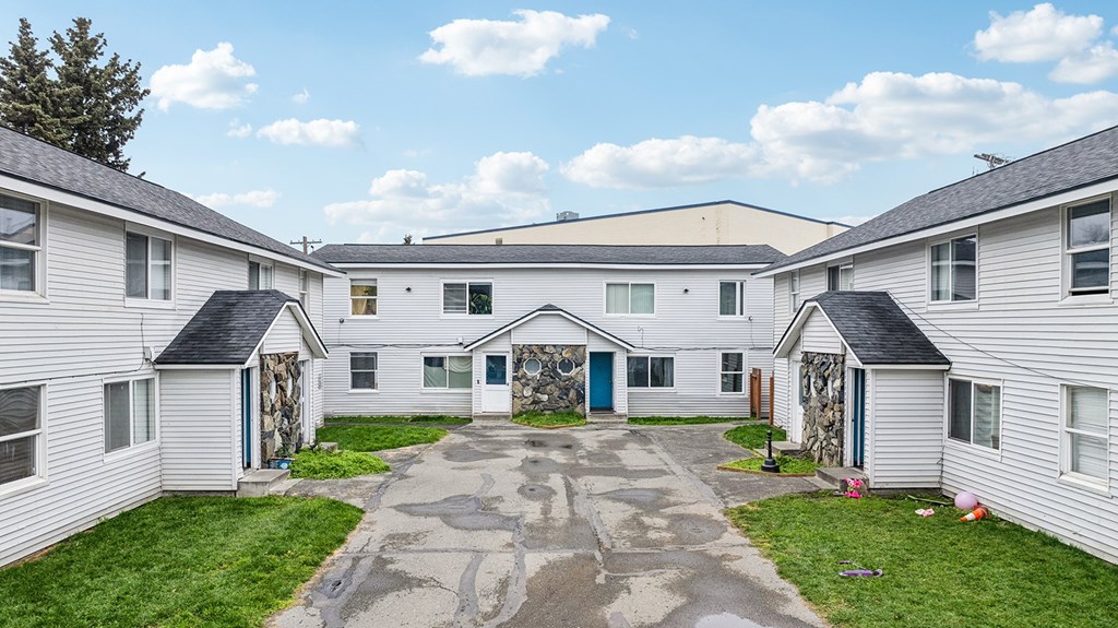 A courtyard surrounded by white houses.