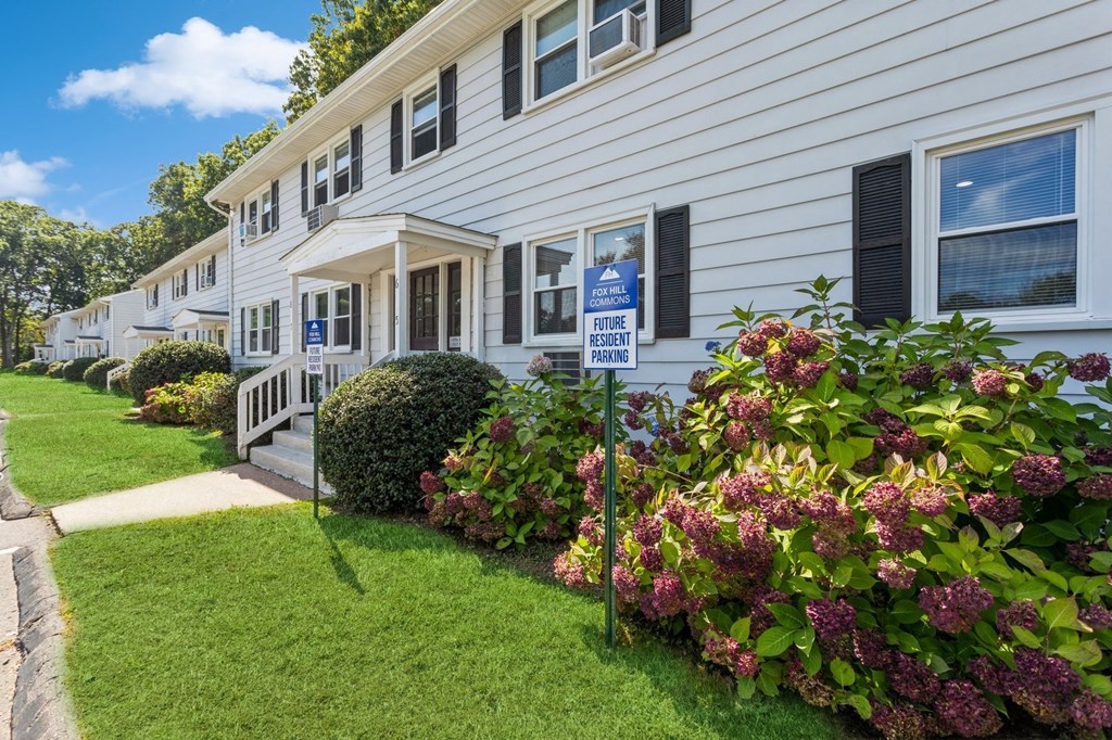 a white apartment with pretty flowers at Fox Hill Commons, Connecticut, 06066