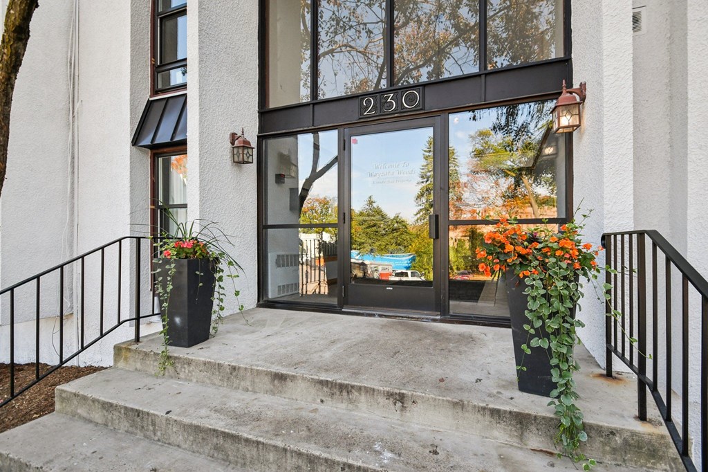 The front entrance to Wayzata Woods