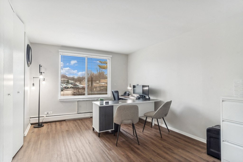 Furnished office at The Reserve on Washington, Illinois