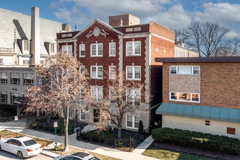 Exterior view at Pleasant Oak Apartments, Illinois