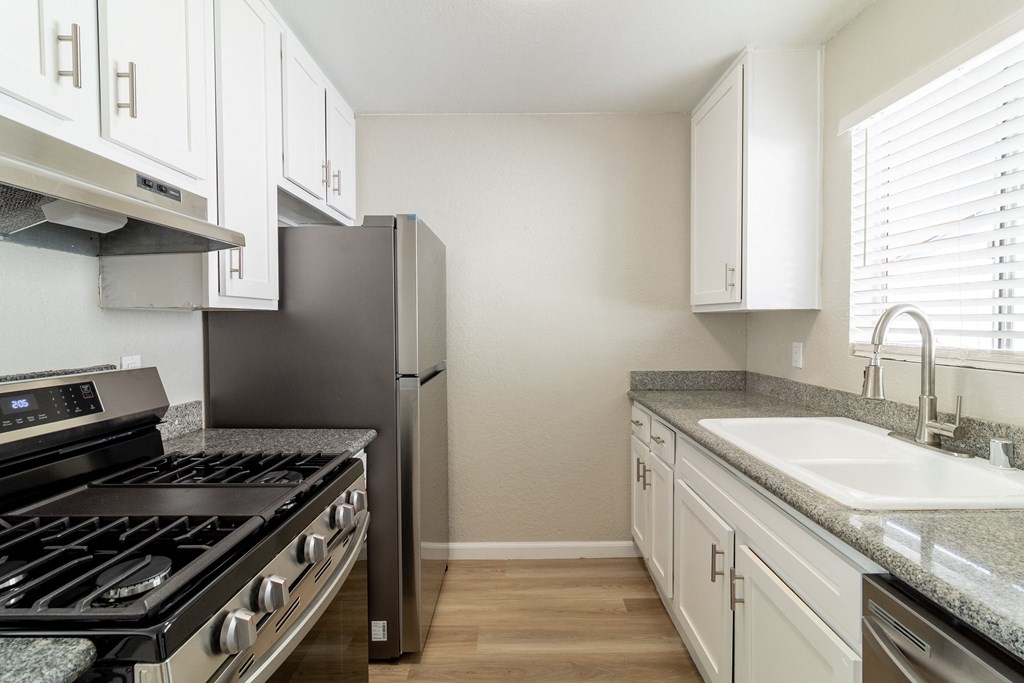 Fully equipped kitchen with stainless steel appliances at Alturas Paso Robles Apartment Homes, Paso Robles