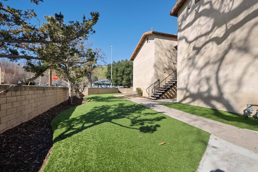 additional photo for property listing at chic digs with room to stretch out in the village 22 car at Alturas Paso Robles Apartment Homes, Paso Robles, California