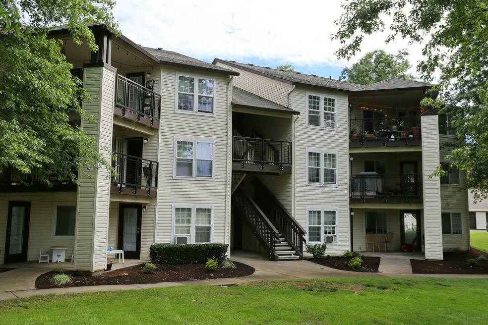 our apartments are equipped with a spacious yard and balconies at Sundial Apartments, Wilsonville Oregon