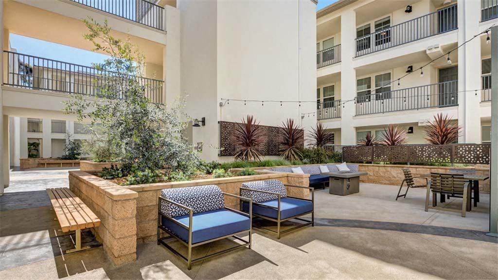 courtyard with tables and chairs at the preserve at great pond apartments in windsor at Arrive Los Carneros II, Goleta