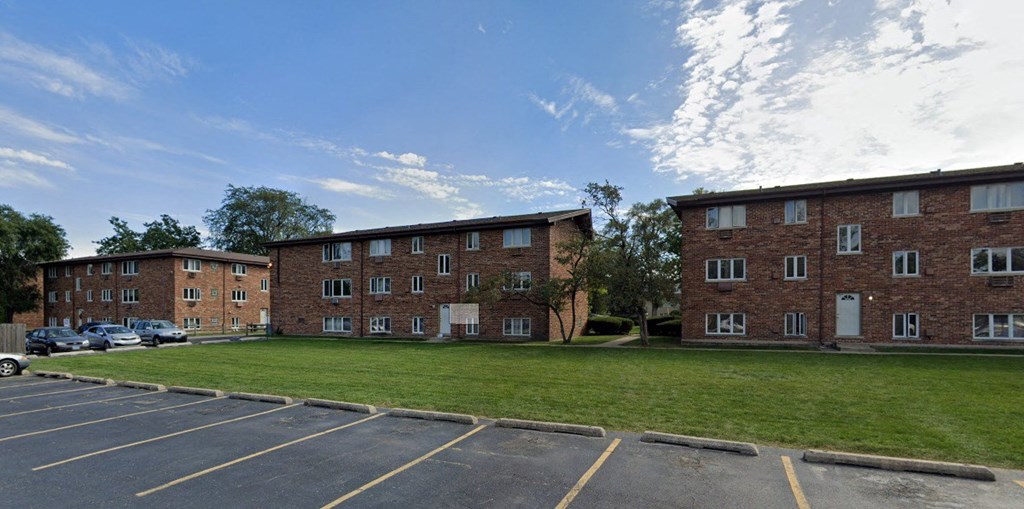 Building exteriors with grassy area and parking lot at The Countryside, Countryside, IL ?