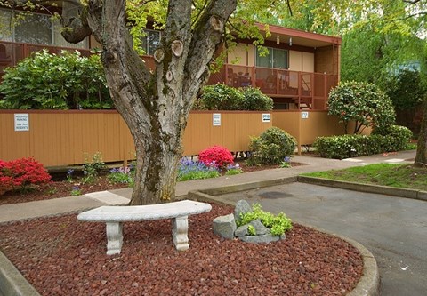 Courtyard With Ample Sitting at Julie Ann, Portland, Oregon