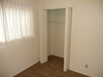 Interior with closet - Photo Gallery 3