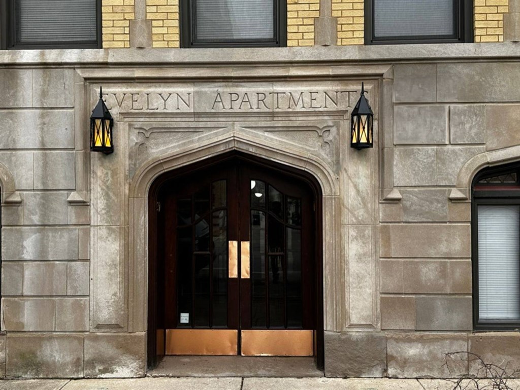 The entrance at Evelyn Apartments, Illinois, 60304