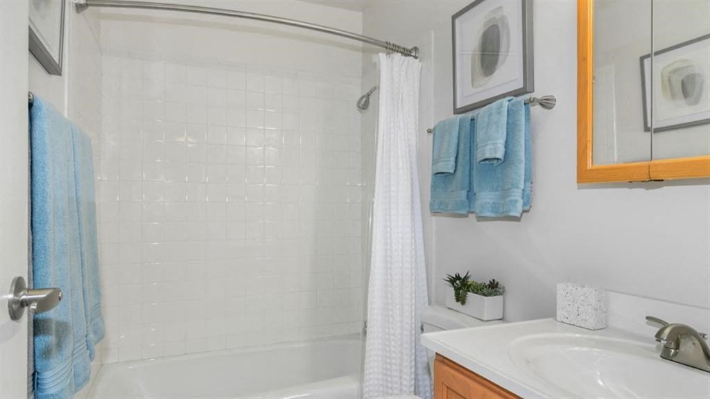 Bathroom With Bathtub at ReNew Aurora, Aurora, 60506