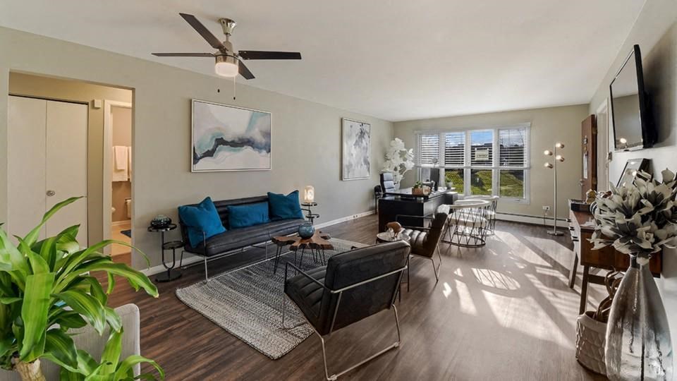 Living roomat The Clarendon Apartment Homes, Clarendon