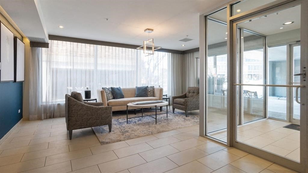 Lobby at Renew Five Ninety Five, Illinois, 60016
