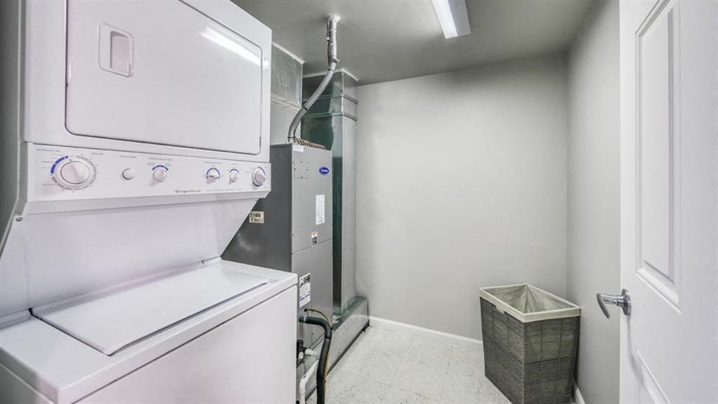 In Home Full Size Washer And Dryer at Renew Five Ninety Five, Des Plaines