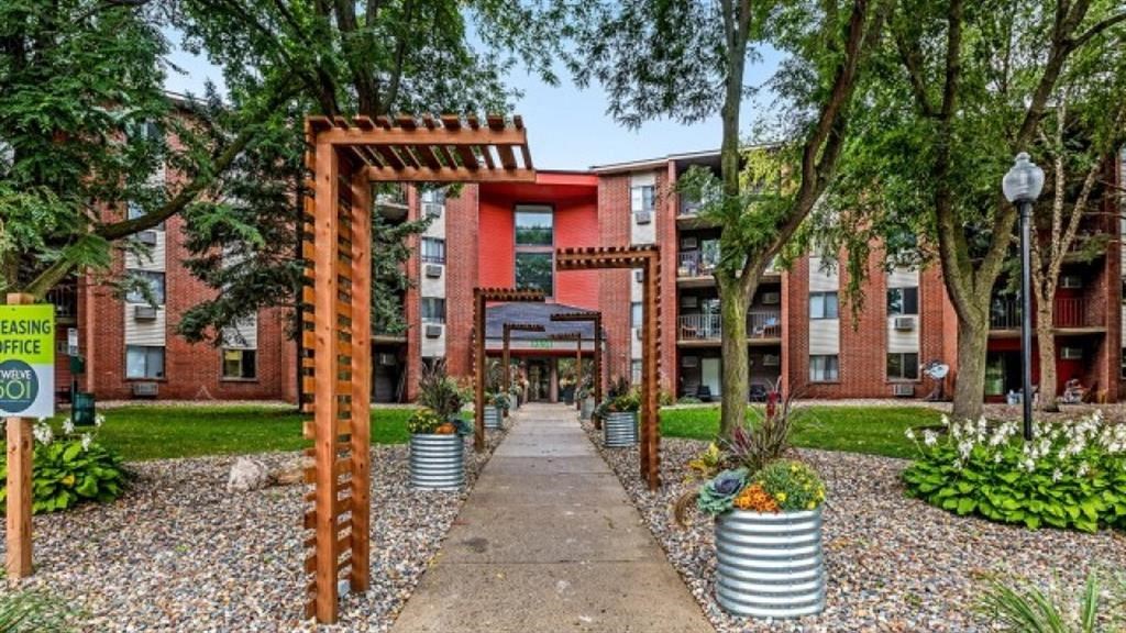 Entry at Twelve 501 Apartment Homes, Burnsville, MN, 55337