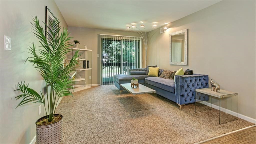 Spacious Living Room at The Avalon Apartment Homes, Missouri