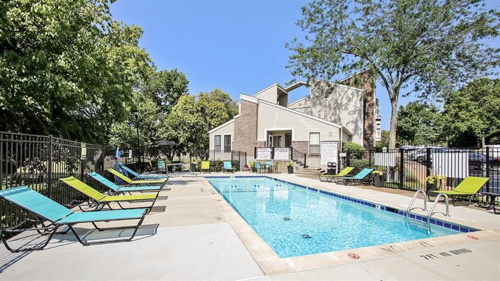 Pool With Sundecks at The Avalon Apartment Homes, Missouri