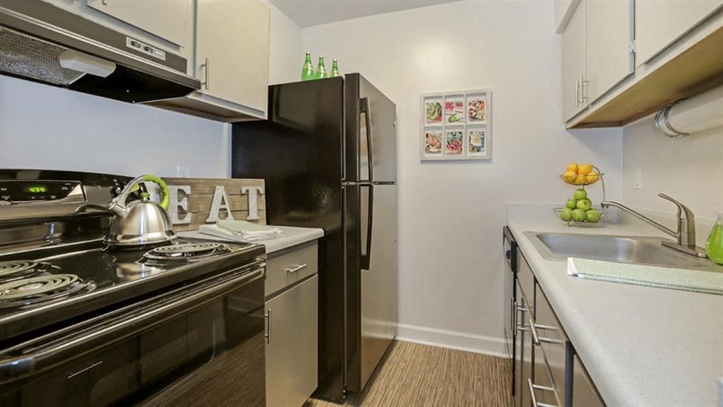 Fully Furnished Kitchen at The Avalon Apartment Homes, Chesterfield, MO