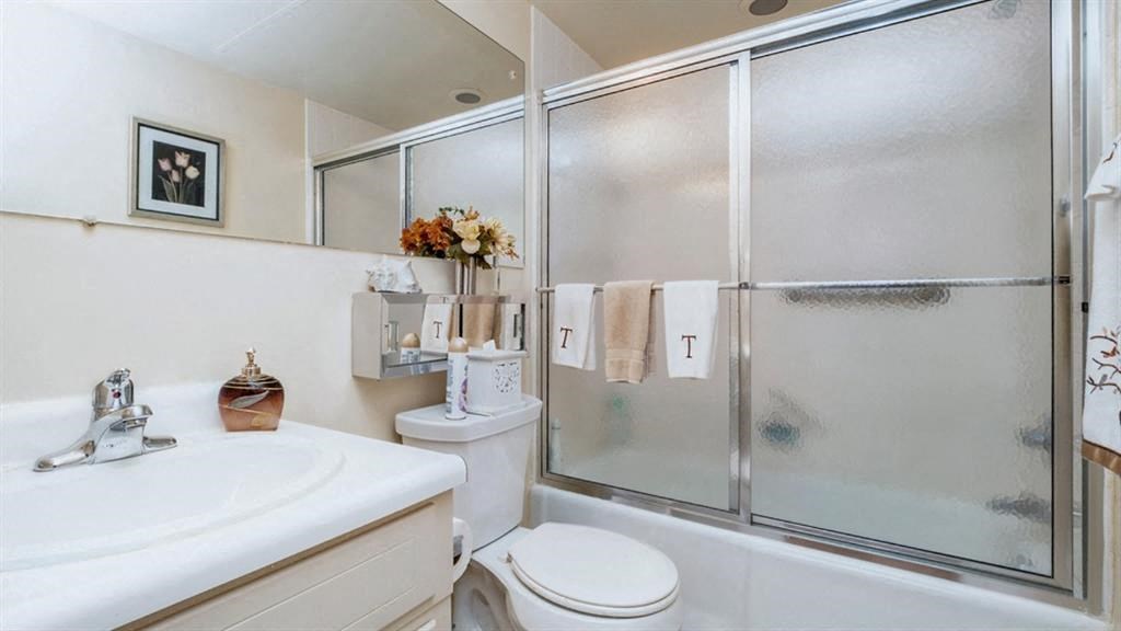 Luxurious Bathroom at Hampshire House, Pittsburgh, 15228