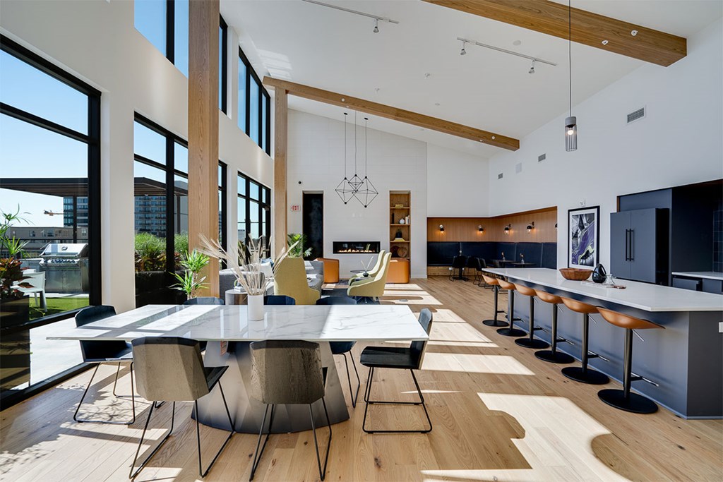 Lounge room with a large table and chairs at Sora Apartments, Minnesota, 55415
