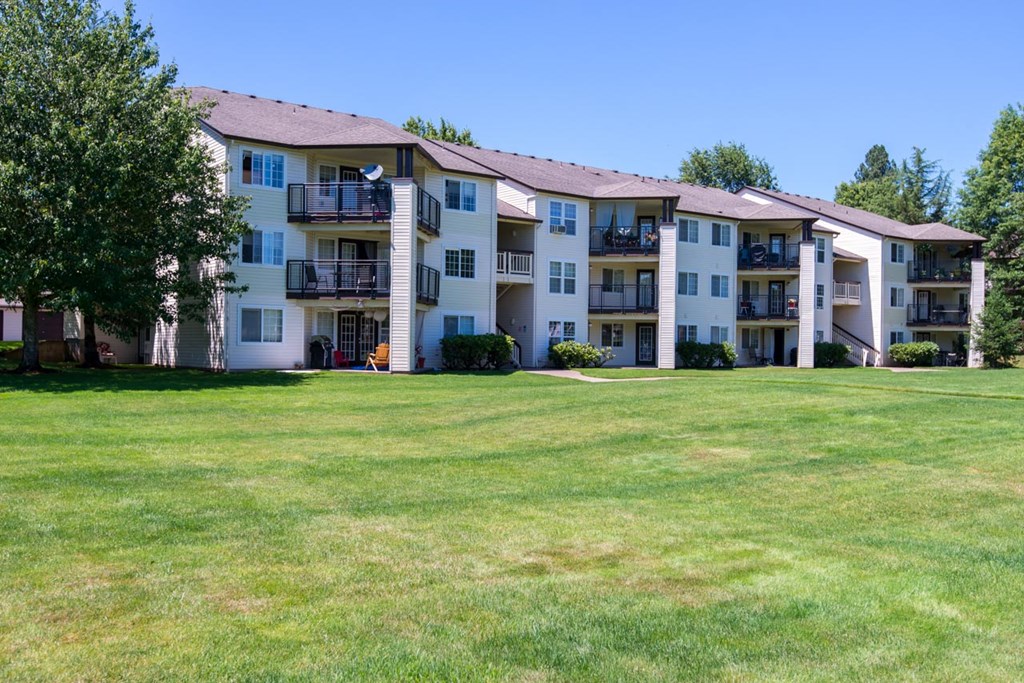 a large lawn in front of an apartment building at Sundial Apartments, Oregon