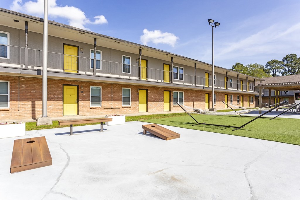 the preserve at ballantyne commons apartment community with picnic tables at The Hub at Baton Rouge, Baton Rouge, 70808