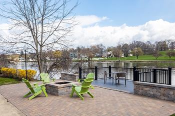 Lakeside Patio at The View Apartments St Charles, St Charles