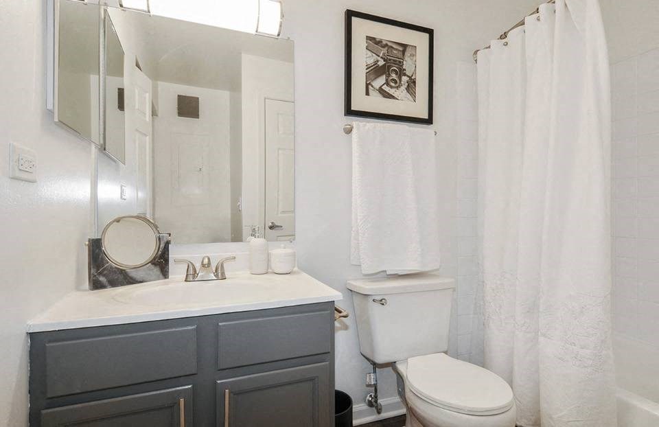 Luxurious Bathroom at Fifteen 98 Naperville, Naperville